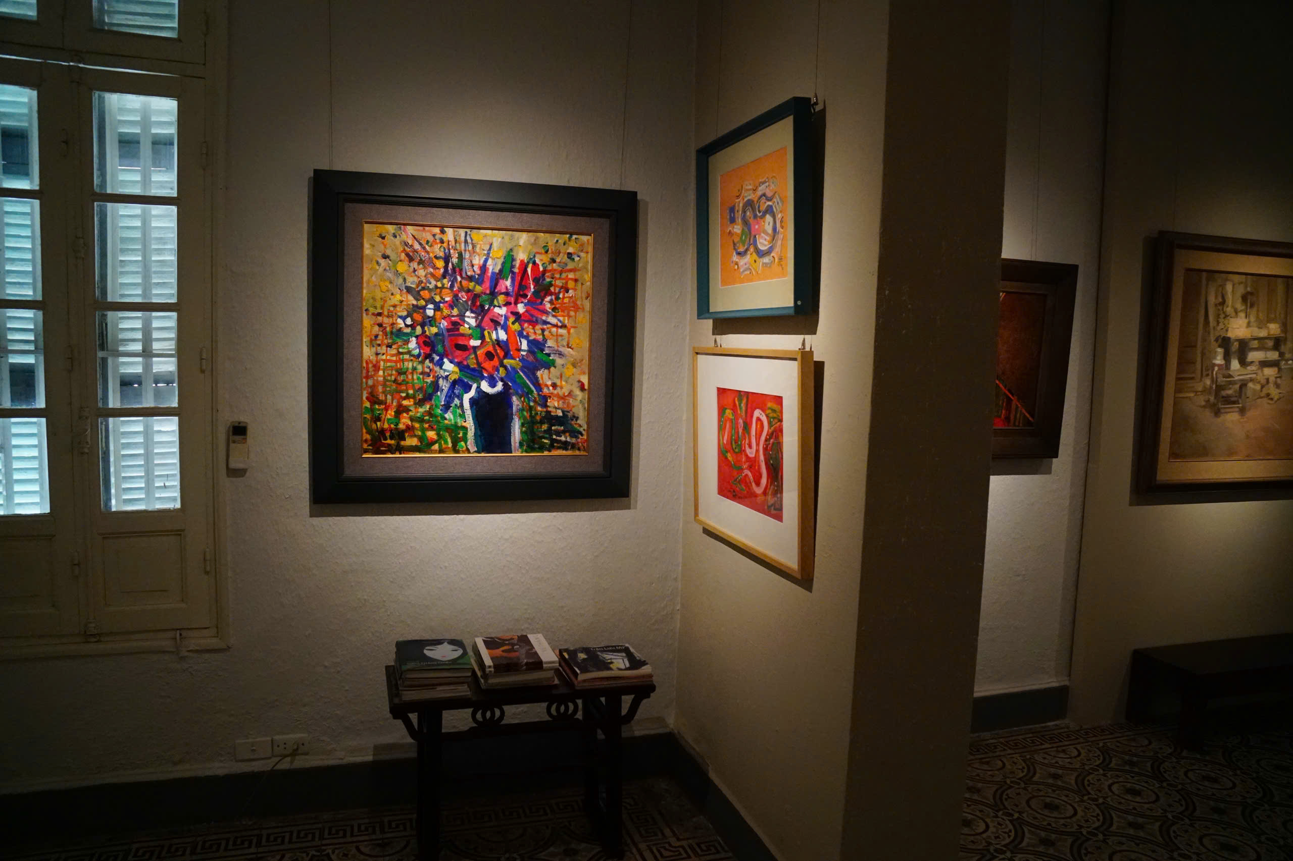 Tranh treo tại phòng trưng bày Atena Gallery